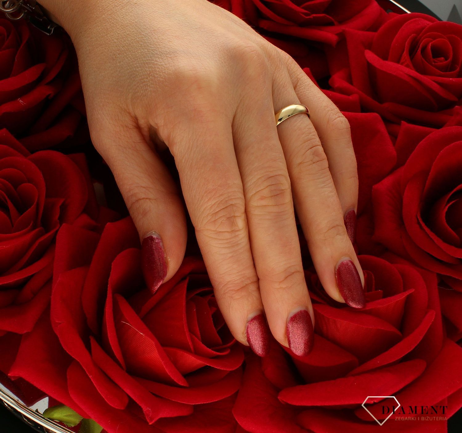 Półokrągła złota obrączka 4 mm 585 – klasyczna obrączka ślubna z żółtego złota.  Obrączki to jeden z najważniejszych elementów ślubnej uroczystości. 1.jpg